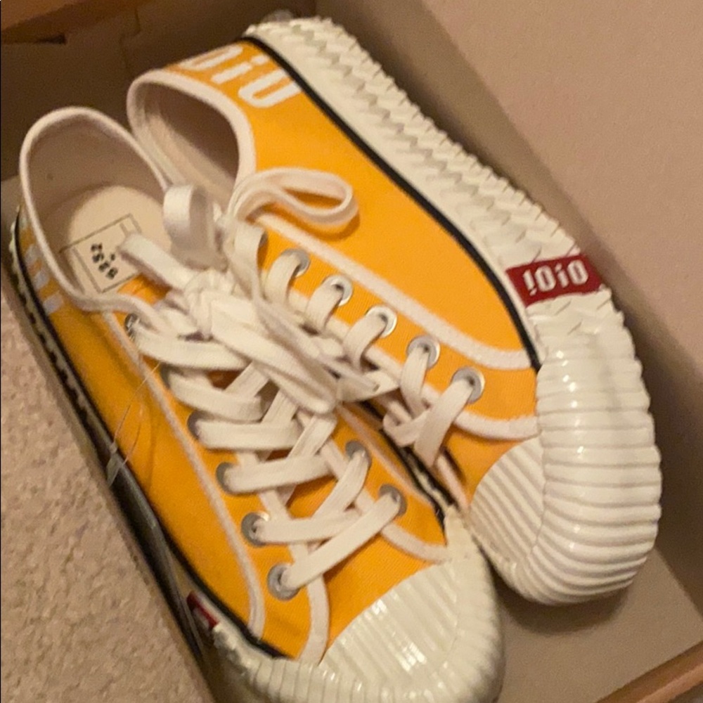 Canvas shoes